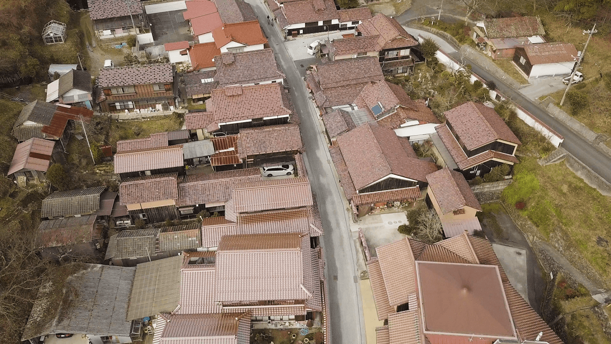 吹屋ふるさと村の上空から撮影した空撮写真