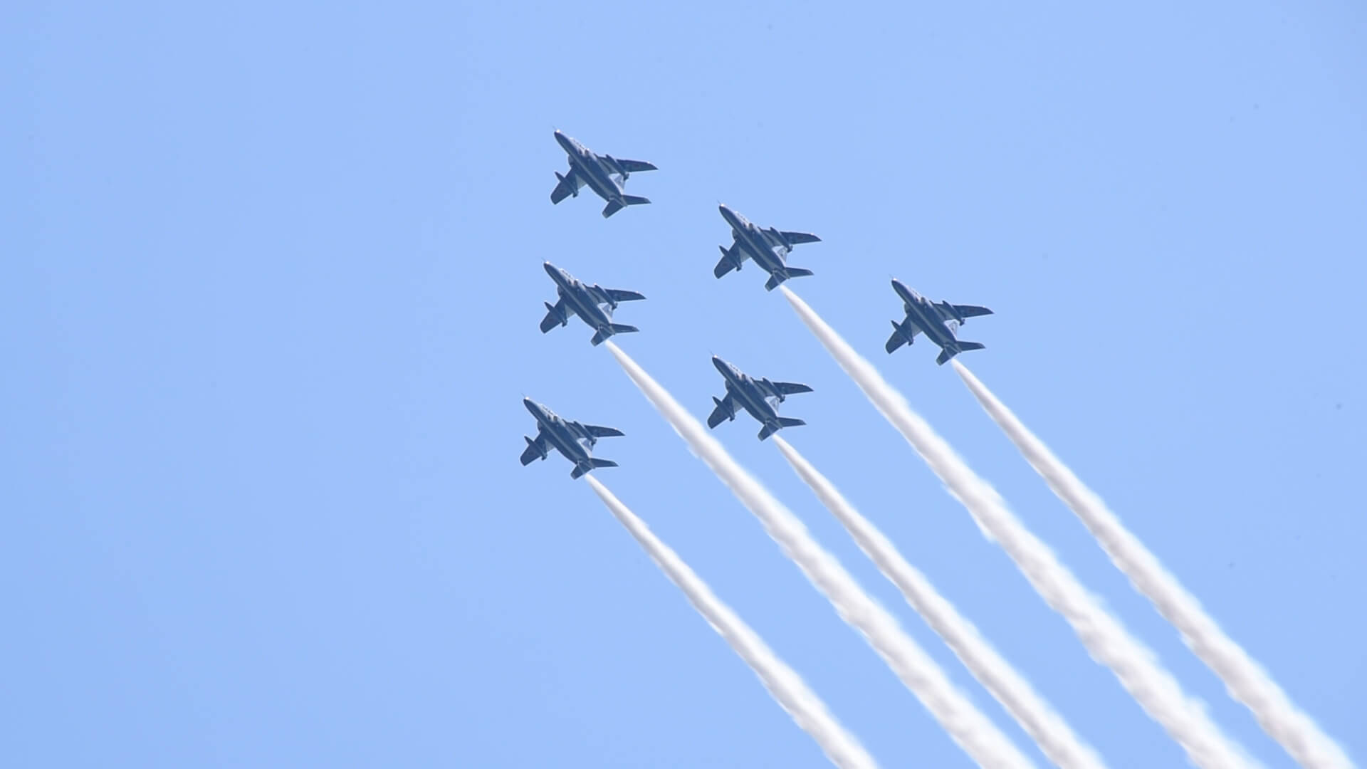 倉敷市上空を飛行する航空自衛隊の飛行機の写真